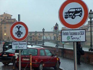 a811241333-firenze-questa-notte-azione-dell-associazione-ambientalista-terra