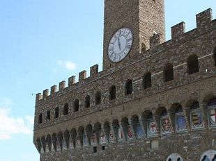palazzo-vecchio-sventola-la-bandiera-di-gaza-per-coprire-il-fungo-nero