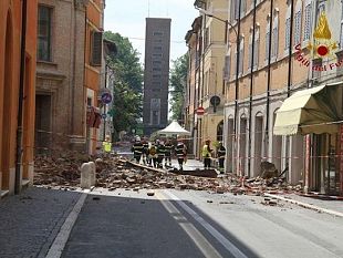 b205251418-terremoto-prosegue-l-attivita-del-campo-toscano-a-modena