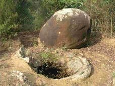 a611080004-aperta-per-la-prima-volta-al-pubblico-la-tomba-etrusca-dell-uovo-un-sito-che-prende-il-nome-da-un-monolite-a-forma-d-uovo