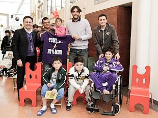 b212211311-luca-toni-e-manuel-pasqual-ieri-in-visita-ai-bambini-del-meyer