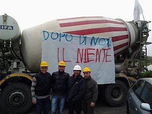 caschi-gialli-sui-lungarni-a-pisa-contro-la-crisi-ecco-le-foto