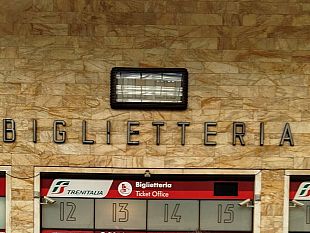 lorologio-storico-della-stazione-sara-restaurato