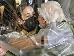 coronavirus-a-montedomini-tornano-gli-incontri-tra-anziani-e-familiari