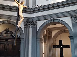 basilica-di-santo-spiritolorenzo-puglisi-davanti-a-michelangelo-crocifissione-umanita-mistero