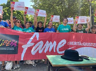 flash-mob-di-libera-contro-la-svendita-dei-beni-confiscati