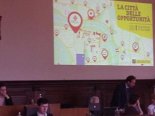 nardella-presenta-firenze-piu-di-prima-nelle-slide-ce-la-cartina-di-roma