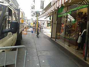 pasqua-a-firenze-cantieri-davanti-ai-negozi-di-uova-di-cioccolato