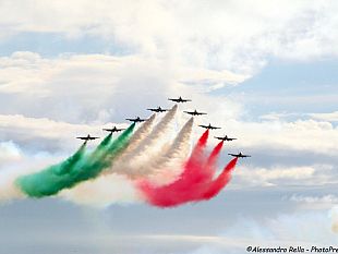 il-tricolore-tinge-il-cielo-di-tirrenia