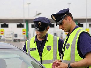 contromano-in-autostrada-ritirata-patente-a-un-90enne