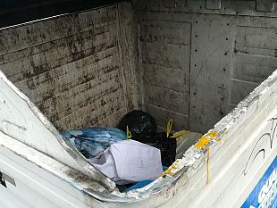 carta-e-plastica-nel-contenitore-sbagliato-multato-dalla-polizia-municipale