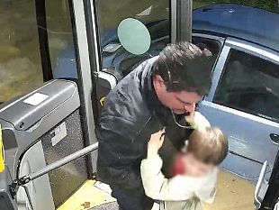 siena-autista-di-bus-mette-in-sicurezza-un-automobilista-e-suo-figlio