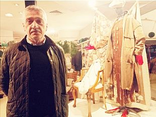 galluzzo-guanti-rossi-di-protesta-contro-la-violenza-sulle-donne