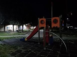 nuovo-raid-vandalico-distrutti-i-giochi-nel-giardino-di-mantignano