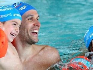 arena-acquamica-i-bambini-nuotano-con-i-campioni