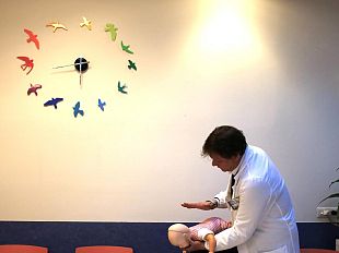 come-si-fa-la-manovra-antisoffocamento-su-un-bimbo-piccolissimo