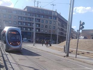 strappa-la-borsa-a-un-passante-davanti-ai-vigili