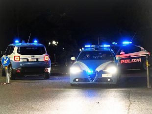 lancia-la-droga-dentro-lauto-della-polizia