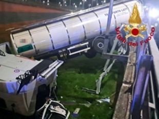 camion-cisterna-del-latte-giu-dal-cavalcavia-nella-notte