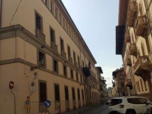 firenze-crollo-di-calcinacci-dal-palazzo-della-questura