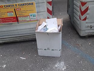 abbandona-rifiuti-vicino-ai-cassonetti-in-piazza-tanucci-multato-dalla-polizia-municipale