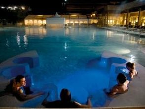 b112271823-festeggiare-l-anno-nuovo-nella-piscina-di-grotta-giusti