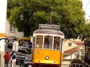 a904291951-il-tram-nelle-citta-d-europa-vecchi-gialli-a-lisbona