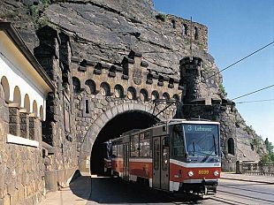 a904181024-praga-prendere-il-tram-in-una-citta-europea
