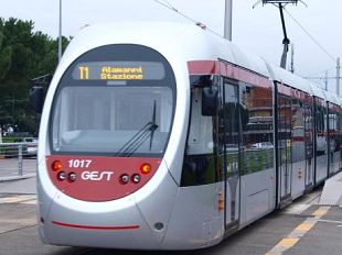 tramvia-un-giovedi-sera-nero-per-il-traffico-fiorentino