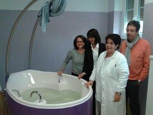 b303081916-travaglio-in-acqua-rilassa-e-allevia-i-dolori-in-attesa-del-bebe