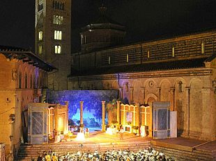 b105182142-operafestival-2011-l-estate-al-teatro-del-parco-delle-colonne-di-boboli
