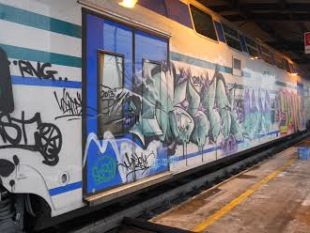 b402241831-otto-treni-regionali-presi-di-mira-dai-vandali-durante-il-fine-settimana