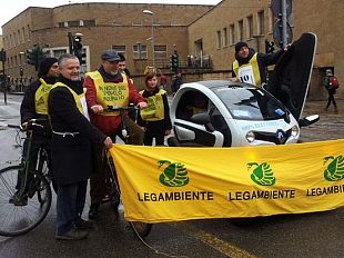 b303261444-attraversare-firenze-nel-modo-piu-veloce-ed-economico-vince-la-bicicletta