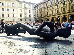 david-disteso-e-dipinto-di-nero-simbolo-luttuoso-rivolta-sul-web