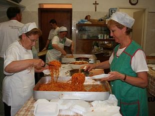 miss-estate-toscana-due-fiorentine-alla-sagra-della-pappardella