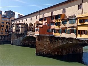 scrive-su-ponte-vecchio-con-pennarello-indelebile