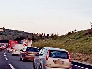 tratto-a1-chiuso-per-avaria-di-un-camion-acqua-agli-automobilisti