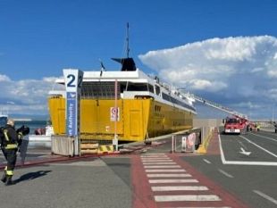 incendio-in-un-traghetto-in-partenza-per-lelba