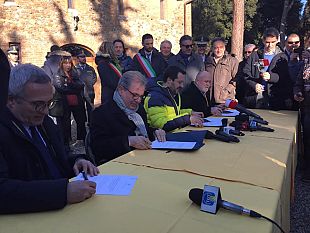 suvignano-la-tenuta-confiscata-alla-mafia-matteo-salvini-la-consegna-alla-regione-toscana