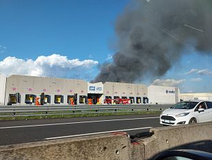 incendio-alla-essity-di-porcari-colonna-di-fumo-nero-sulla-a11
