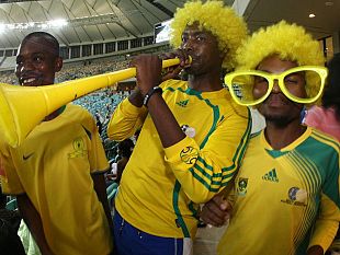 b007291433-firenzuola-suona-una-vuvuzela-nel-cuore-della-notte