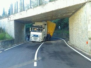 b310171144-tir-bloccato-sotto-il-ponte-della-ferrovia-a-caldine