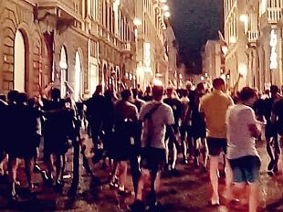 tifosi-del-twente-corteo-e-cori-in-centro-a-firenze