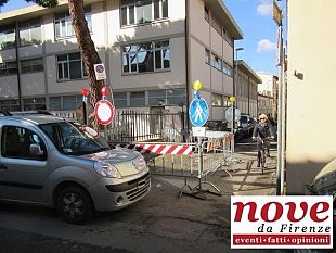 firenze-le-cure-il-pino-blocca-la-strada-puo-provocare-una-strage