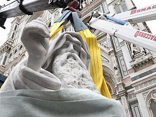 sulla-facciata-del-duomo-di-firenze-una-replica-di-marmo-di-una-scultura-ottocentesca