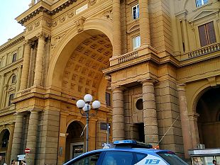 escono-da-uno-store-con-oltre-500-euro-di-capi-rubati-indosso