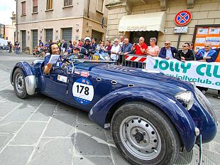 passano-in-toscana-le-splendide-vetture-della-1000-miglia
