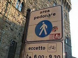 senza-patente-guida-la-macchina-in-area-pedonale