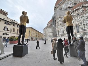 linotype-corazzieri-e-panchina-colorata-in-piazza-duomo