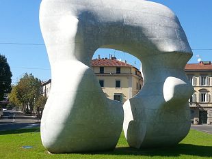 prato-a-nuova-vita-la-forma-squadrata-con-taglio-di-henry-moore